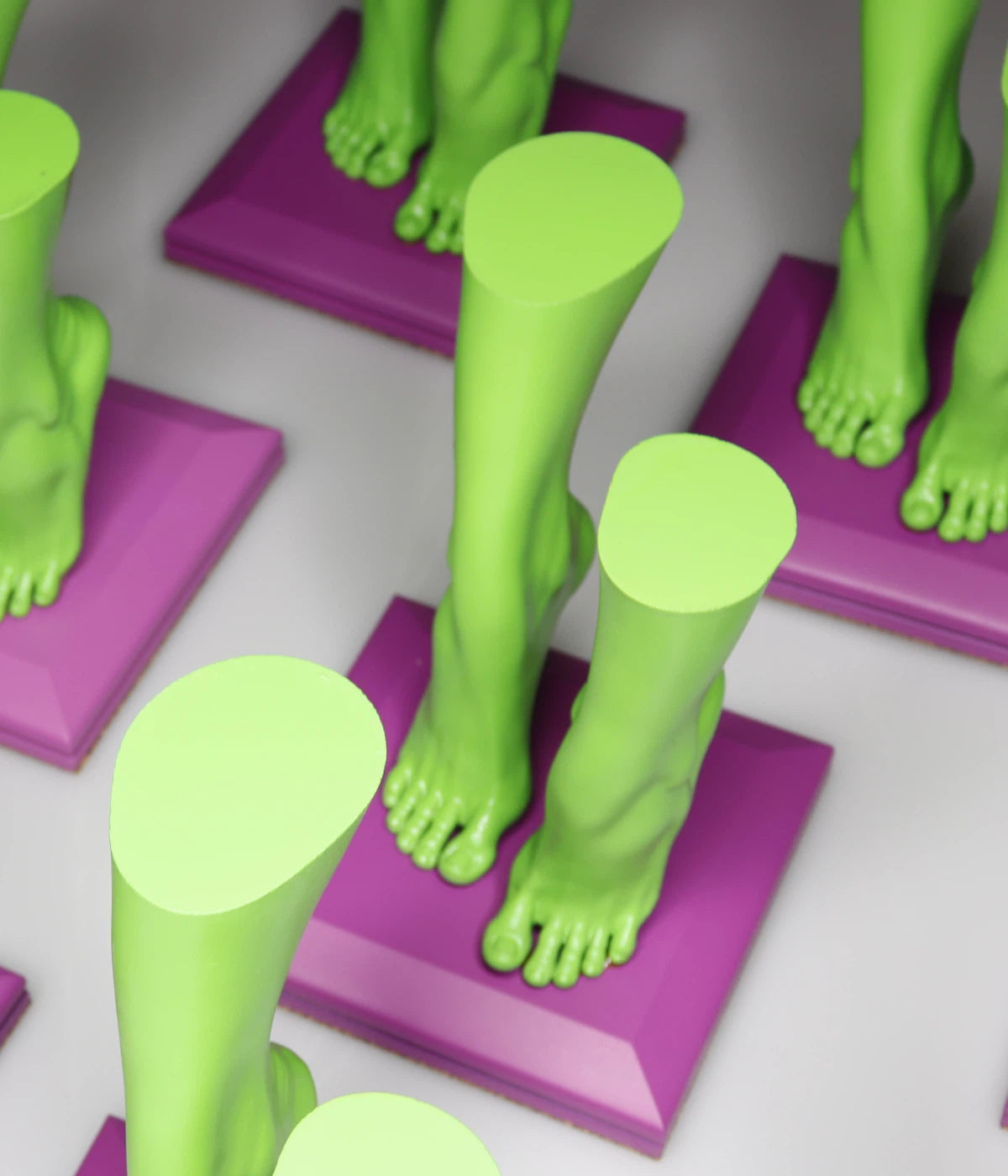 Dynamisk 3D-printet skulptur, der symboliserer unge i balance og fremdrift